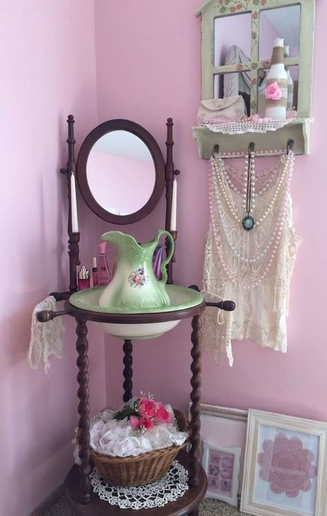 Stand Up Sink Bathroom Ideas, Vintage Wash Stand, Homesteading Inspiration, Antique Styling, Antique Wash Stand, Antique Jug, Simple Living Lifestyle, Victorian Angels, Antique Pitcher