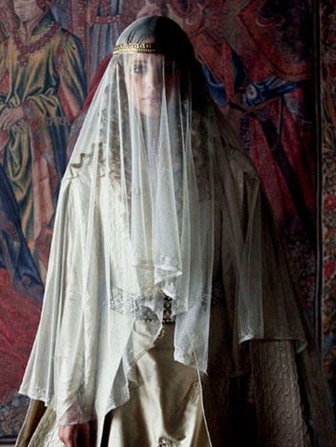 Isabella Of Castile, Medieval Aesthetic, Medieval Woman, Bill Gates, Medieval Fantasy, Fantasy Fashion, Historical Clothing, Historical Fashion, Character Inspiration