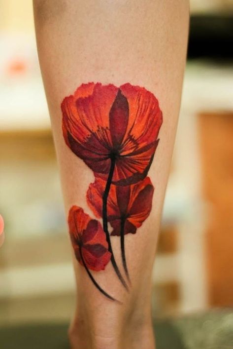 Watercolor Poppy Tattoo, Red Poppy Tattoo, Rosen Tattoo Frau, Poppy Flower Tattoo, Realistisches Tattoo, Poppies Tattoo, Beautiful Flower Tattoos, Inspiration Tattoos, Geniale Tattoos