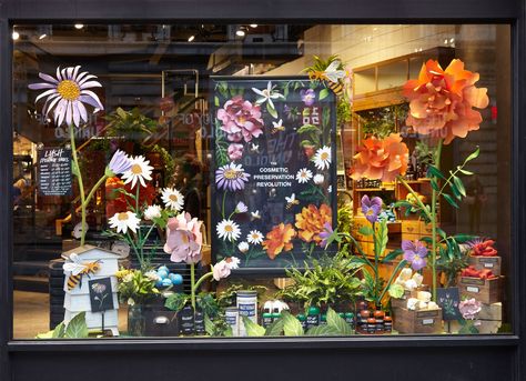 OWEN GILDERSLEEVE : LUSH A collaboration with Lush for their Self Preserving campaign, which promotes the use of natural ingredients to help preserve products. Using illustrations by artist Charlotte Day, Owen and his team brought them to life for a series of fifteen window displays across Europe plus a special hero installation for their flagship London store on Oxford Street - Levine/Leavitt #llreps #owengildersleeve #lushcosmetics #papercraft #windowdesign Flower Shop Window Displays, Flower Shop Window, Spring Window Display, Graphics Board, Spring Window, Wallpaper Cantik, Board Shop, Estilo Tropical, Shop Sign Design