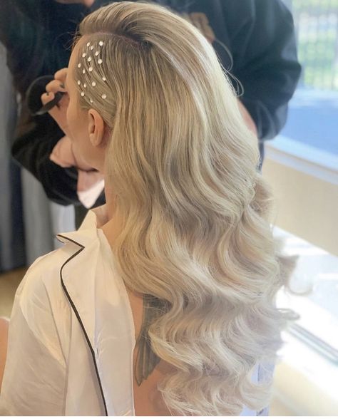 Pearl Wedding Hair Half Up, Wedding Hair With Rhinestones, Modern Wedding Hair Down, Hair Down Bridal Hairstyles, Bride Waves Hair, Slicked Back Wavy Hair, Vang Hair Wedding, Hair To One Side Wedding, Hollywood Waves With Pearls