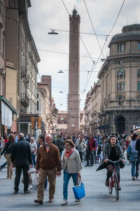 Bologna's busy streets with the Tower of Asinelli - Bologna, Emilia-Romagna, Italy - www.rossiwrites.com Busy Street Sketch, People Walking Down The Street, Busy Street Photography, People Photography Street, Street Scenes Photography, Street Life Photography, People On Street, Street With People, Street Reference