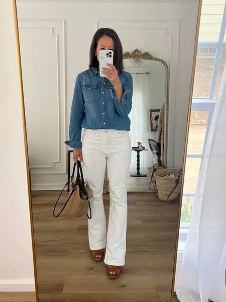 White Flair Jeans Outfit, White Flare Jeans Outfit, Cream Jeans Outfit, White Jeans Fall, Flair Jeans Outfit, Flare Jean Outfit, Bootcut Jeans Outfit, White Bootcut Jeans, Flare Jeans Outfit