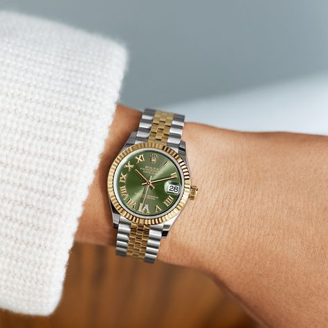 The classic watch of reference. The Rolex Datejust 31 in Oystersteel and yellow gold, 31 mm case, olive green dial set with diamonds, Jubilee bracelet. #Rolex #Datejust Green Face Rolex Women, Rolex Datejust Women, Rolex Datejust Men, Pretty Watches, Rolex Milgauss, Used Rolex, Rolex Watches Women, Rolex Women, Rolex Date