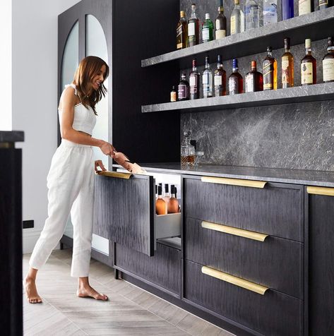 This stylish house was designed with a constant connection to food, drinks and entertainment...No matter what zone you are in, between the… | Instagram Home Wet Bar, Home Bar Rooms, Modern Home Bar, Built In Bar, Fisher Paykel, Home Bar Designs, Party Room, Pool Rooms, Living Room Bar