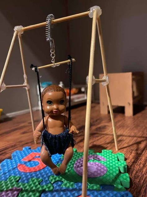 Barbie Hangers Diy, Things To Make For Barbie Dolls, Barbie Doll House Ideas, Diy Barbie Stuff, My Life Doll Stuff, Barbie Bebe, Barbie Chelsea Doll, Barbie House Furniture, Cute Barbie