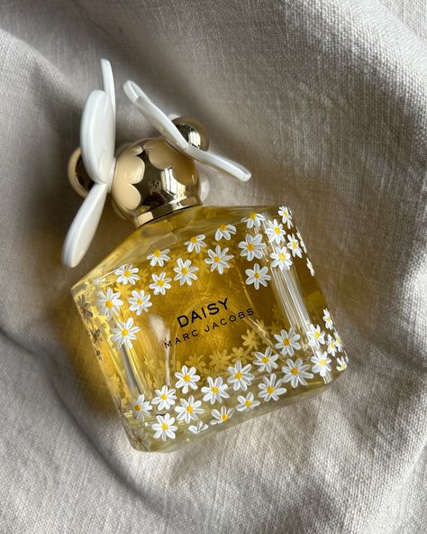 What’s more fitting for bottle painting on @marcjacobsfragrances Daisy than daisies? I wrapped these tiny flowers all the way around the top and bottom borders of the perfume bottle, and on the back, I engraved the beautiful bride’s name and wedding date! The result is truly a one-of-a-kind perfume bottle that’ll be the star of the vanity, bringing back memories of a very special day! 🩵💍✨ #marcjacobsbeauty #marcjacobsperfume #marcjacobsdaisy #daisies #personalizedperfume #customperfume #wedd... Painted Perfume Bottles, Aesthetic Perfume Bottles, Flower Perfume Bottle, Perfume Decor, Marc Jacobs Daisy Perfume, Insta Aesthetics, Gift Perfume, Marc Jacobs Perfume, Daisy Perfume