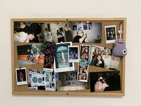 Photo Wall Cork Board, Cool Cork Board Ideas, Corkboard Photo Display, Bulletin Board Bedroom Decor, Bulletin Board Collage, Cute Cork Board Ideas, Pinboard Aesthetic, Corkboard Aesthetic, Aesthetic Pinboard