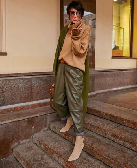 Khaki Leather Jacket, Womens Leather Jacket Outfit, Parachute Pants Outfit, Ripped Jeans Style, Straight Leg Jeans Outfits, Jacket Outfit Women, Chic Fashionista, Leather Pants Outfit, Leather Jacket Outfits