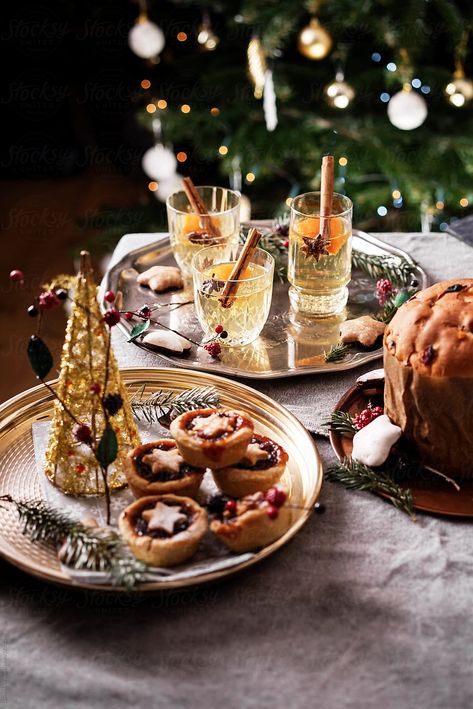 Christmas Food Photography, Christmas Photography Family, Christmas Finger Foods, Food Display Table, Christmas Buffet, Christmas Drinking, Christmas Platter, Food Photoshoot, Christmas Shoot