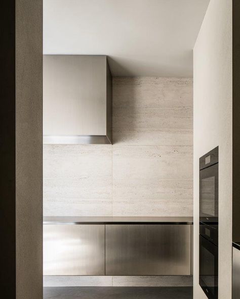 Diapal Jabbeke on Instagram: “Perfect match: Stainless steel combined with travertine, kitchen as published in Sabato magazine, design by @marie_stadsbader, stone by…” Minimal Kitchen, Stainless Kitchen, Stainless Steel Cabinets, Metal Kitchen, Interior Architect, Minimal Modern, House And Home Magazine, Stainless Steel Kitchen, Küchen Design