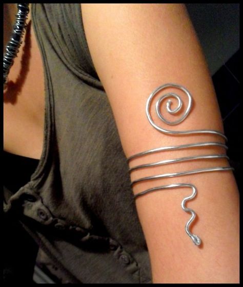 I have to make this! Arm Cuff Diy, Diy Arm Cuff, Arm Jewellery, Arm Cuff Jewelry, Arm Jewelry, Wire Jewelry Designs, Cuff Jewelry, Diy Wire Jewelry, Dope Jewelry