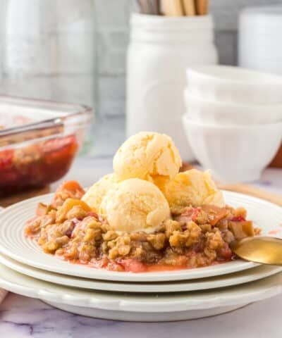 Easy Rhubarb Crisp, Gluten Free Rhubarb Crisp, Rhubarb Apple Crisp, Apple Rhubarb, Rhubarb Recipes Crisp, Crisp Desserts, Strawberry Crisp, Sweet Apples, Strawberry Rhubarb Crisp