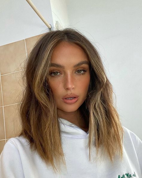 Natalie Sole on Instagram: “🤍” Natalie Sole, Midi Hair, Spring Hair Trends, Hairstyles List, Hair Color Light Brown, Halo Hair, Spring Hairstyles, Hair Inspiration Color, Long Bob