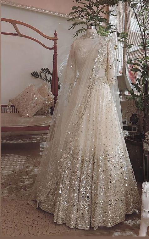 Nikkah Wedding Dress, Wedding Dresses Desi, Wedding Indian Saree, Nikkah Outfit, Aesthetics Outfits, Outfits For Autumn, Outfit Ideas Autumn, Trending Summer Nails, Outfit Ideas 2023