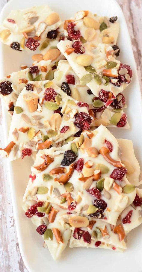 White Chocolate Bark Recipes, Bark Recipes Easy, Almond Bark Recipes, Holiday Bark, Christmas Bark Recipes, Bark Recipes, White Chocolate Bark, Chocolate Bark Recipe, Christmas Candy Recipes