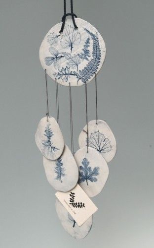 Clay Windchimes, Ceramic Chimes, Ceramic Windchime, Carillons Diy, Pinch Pot, Air Dry Clay Projects, Diy Wind Chimes, Pottery Handbuilding, Sand Dollars