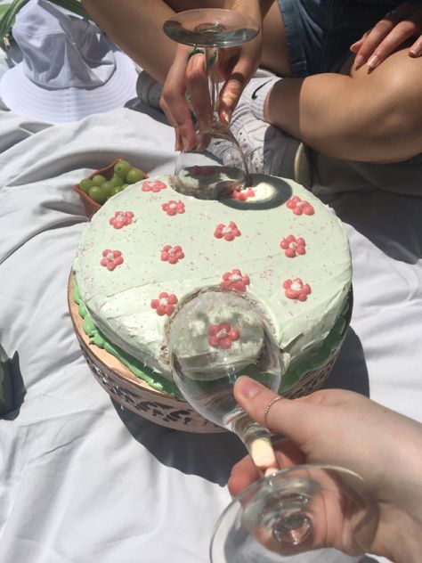 Picnic with cake and wine glasses Picnic Glasses, Birthday Cake Wine, Cake And Wine, Wine Glass Cake, Cake Picnic, Picnic Wine, Picnic Cake, Picnic Planning, Wine Cake