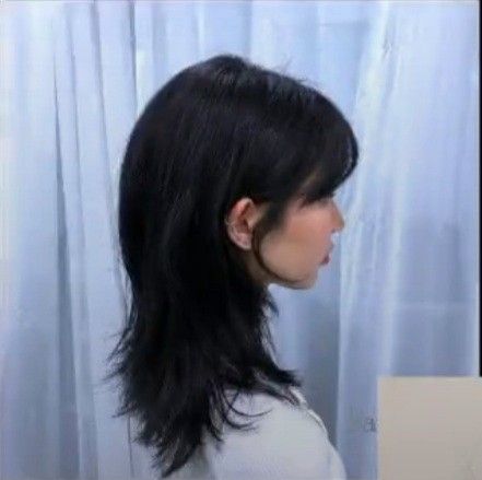 Wolfcut From The Back, Straight Medium Haircut, Girl Mullet Straight Hair, Black Wolfcut, Medium Black Hair, Black Hair Bangs, Dark Brunette Hair, Straight Black Hair, Black Hair Dye