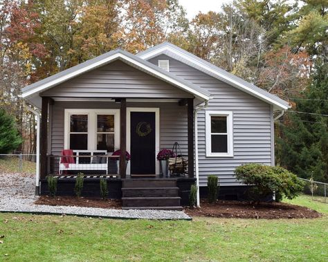 Small House Porch, Small House Tour, Small Rustic House, Cute Small Houses, Small House Exterior, Small Country Homes, Front Porch Makeover, Small Bungalow, House Porch