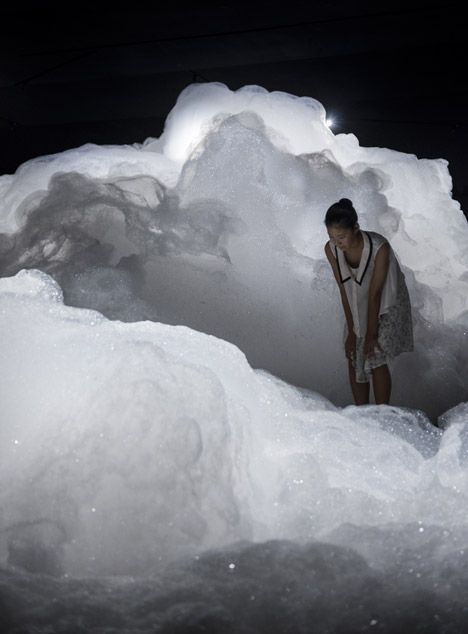 Kohei Nawa's Foam installation created a cloud-like landscape of soapy bubbles Night Circus, Colossal Art, 3d Studio, Aichi, Dark Room, Sculpture Installation, Light Installation, Japanese Artists, Basel