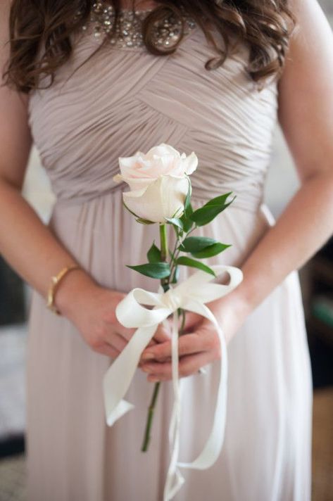 single stem bouquets are perfect for bridesmaids, like this white rose with a ribbon bow Simple Bridesmaid Bouquets, Single Rose Bouquet, Rose Bridesmaid Bouquet, Cheap Wedding Bouquets, Single Flower Bouquet, Simple Wedding Bouquets, Rose Wedding Bouquet, Styl Boho, Wedding Flower Arrangements