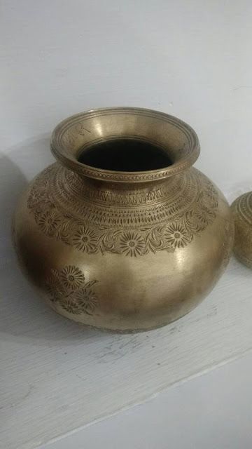 Aluminium Decor, Indian Handicrafts Decor, Metal Vase Decor, Indian Kitchen Utensils, Brass Utensils, Vintage Brass Decor, Wooden Sofa Set Designs, Copper Utensils, Indian Arts And Crafts