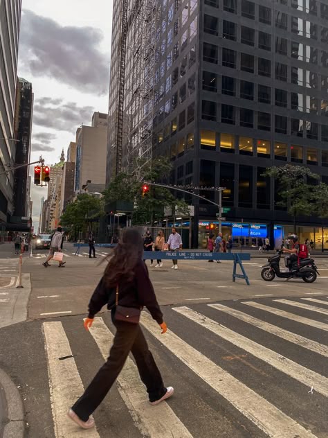 Crossing a New York City street during sunset Nyc Lifestyle Aesthetic, Nyc Pics, Brunette Aesthetic, Walkable City, New York February, Nyc Lifestyle, Jewish Girl, Work In New York, Autumn In New York