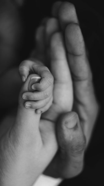 Manali Kabra | Baby Photoshoot Mumbai on Instagram: "Follow for more easy and cute concepts to try at home!🤍 Moms save some time and try it when your baby is sleeping! [baby fingers, little toes, newborn baby reveal, dad holding newborn hand] #mintandpeach #mumbai #mumbaibabyphotographer #mumbaibabyphotography #babyphotoshoots #babyphotoshootideas #babyphotoshooting #babyphotoshoot #babyphotographers #babyphotographerindia #babyphotographermumbai #newbornphotography #newbornphotographer #maternityphotographer #maternitysession #maternityphotography #maternityphotoshoot #familyphotographers #familyphotography #familypictures #babyhands #littlehands" Newborn Photo Poses With Parents, Newborn Baby Photoshoot At Home Ideas, Baby Hands Photography, Baby Holding Hand, Mom And Dad Pictures, Newborn Photoshoot With Parents, Babyphotoshoot Photoshoot, Newborn Pics At Home, Gesture Study