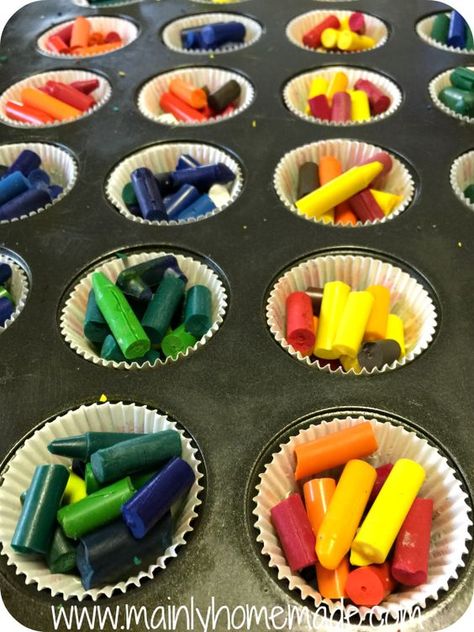 How to melt homemade crayons: Broken Homemade Crayons in a muffin tin. Crayon Projects, Crayon Melting Art, Homemade Crayons, Melted Crayon Crafts, Diy Candles With Crayons, Crayon Molds, Crayon Candles, Making Crayons, Melted Crayons