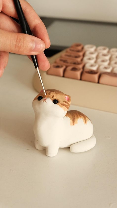 Muwi Art | Shop Clay Art 🌸 (@muwiart) • Photos et vidéos Instagram Air Dry Clay Cat Sculpture, Clay Cute Art, Clayart Cute, Diy Clay Cat, Clay Art Inspiration, Cute Stuff To Make Out Of Clay, Self Hardening Clay Ideas, Small Clay Crafts, Cat Clay Sculpture