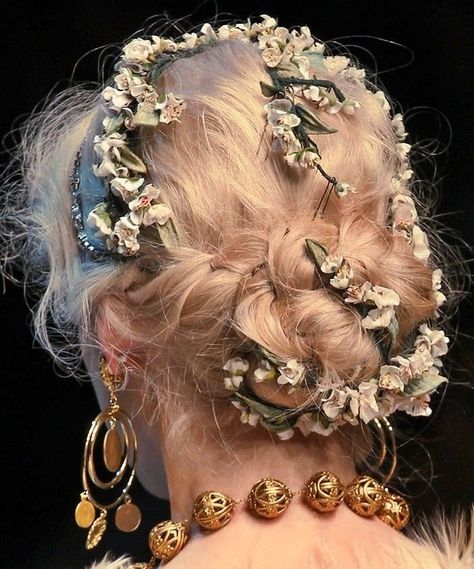 ✧ on Twitter: "please give me just one helaena hairstyle like this before grief takes her i beg https://t.co/nElkosWRdi" / Twitter Effie Trinket, Vogue Editorial, Editorial Art, Fashion Vogue, Light Film, Wedding Hair Pieces, Fairytale Wedding, Art Fashion, Scarf Hairstyles