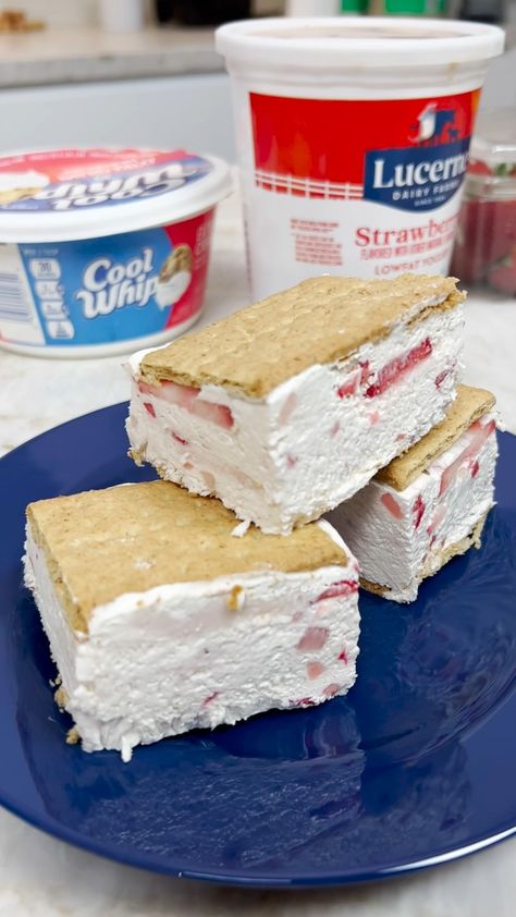 Healthy Gram Cracker Recipes, Strawberry Cheesecake Ice Cream Sandwiches, Graham Cracker Ice Cream Sandwich, Graham Cracker Ice Cream, Graham Cracker Bars, Cheesecake Ice Cream Recipe, Gram Crackers, Strawberry Cheesecake Ice Cream, Ice Cream Ice