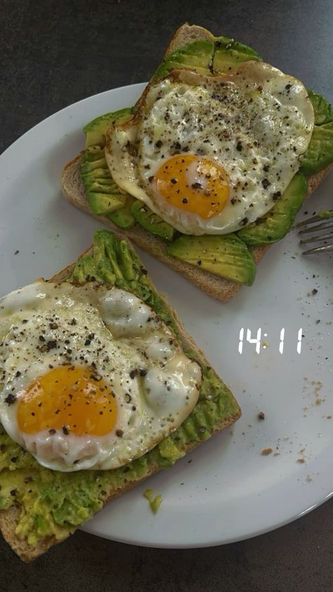 Avocado On Toast Aesthetic, Hot Healthy Breakfast, Avocado And Egg Toast, Breakfast Ideas Aesthetic, Egg And Avocado Toast, Meal Aesthetic, Avocado Egg Toast, Avocado Toast With Egg, Toast Egg