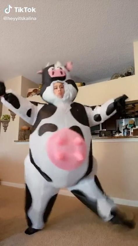 Cow Things Aesthetic, Funny Halloween Costume Ideas, Funny Halloween Costume, Cow Costume, Best Friends Funny, Funny Meems, Funny Costumes, Funny Dude, Funny Halloween Costumes