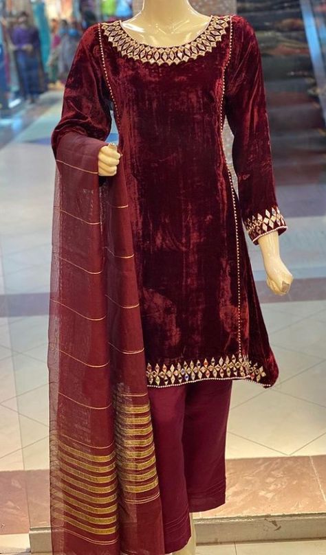 Red Velvet Kurti Design, Velvet Pakistani Dress Color Combinations, Plain Velvet Suit Design, Valvet Suits, Latest Velvet Dresses, Eastern Clothes, Velvet Pakistani Dress, Velvet Dresses Outfit, Velvet Suit Design