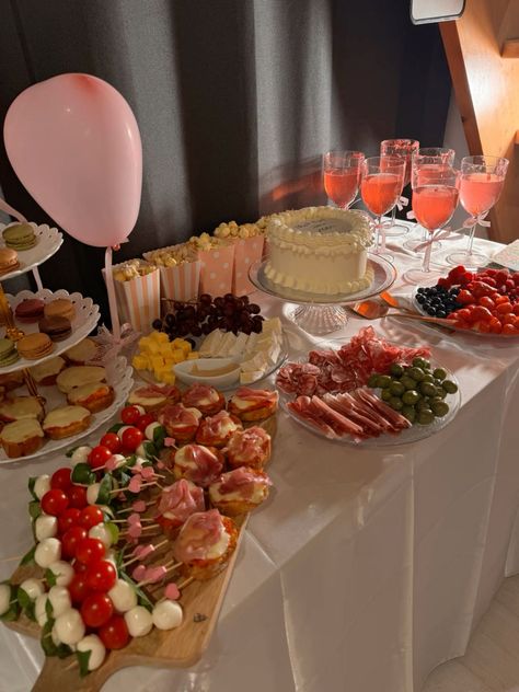 Aesthetic Birthday Party Food, Birthday Preparation Ideas, Birthday Food Decorations, Pink Birthday Food Table, Food Table Birthday Party, Birthday Food Set Up, Birthday Eating Ideas, Food Ideas For Large Parties, Pink And Gold 16th Birthday Party