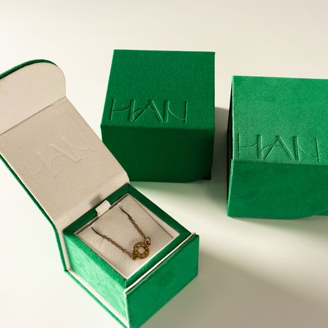 Luxury Brand Gift Boxes, Minimalist Jewelry Packaging, Jewelry Packaging Box Ideas, Luxury Packaging Jewelry, Luxury Jewelry Box Design, Fine Jewelry Packaging, Luxury Jewellery Packaging, Ring Packaging Ideas, Jewelry Packaging Design Inspiration