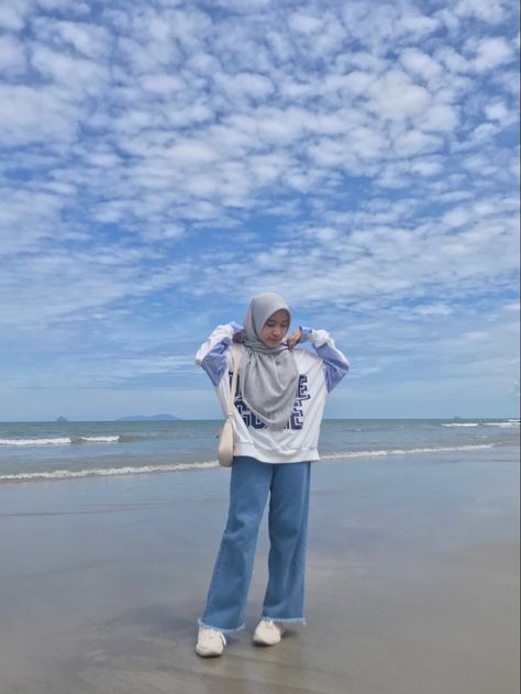 Ootd Hijab Ke Pantai, Ootd Hijab Pantai, Outfit Ke Pantai, Ootd Beach, Simple Ootd, Ide Pose, Simple Hijab, Muslim Outfits Casual, Style Hijab