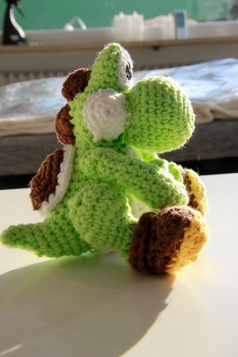 Crochet Yoshi, Yoshi Amigurumi, Bunny Crochet, Crochet Amigurumi Free Patterns, Red Yarn, Crochet Tutorials, Crochet Free, Japanese Crafts, Please Follow Me