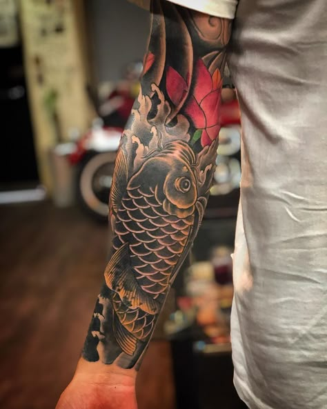 Fish Tattoo Forearm, Mm Tattoo, Koi Fish Tattoo Forearm, Tato Lengan Bawah, Koi Dragon Tattoo, Black Koi Fish, Koi Tattoo Sleeve, Tato Ikan Koi, Tato Dengan Makna