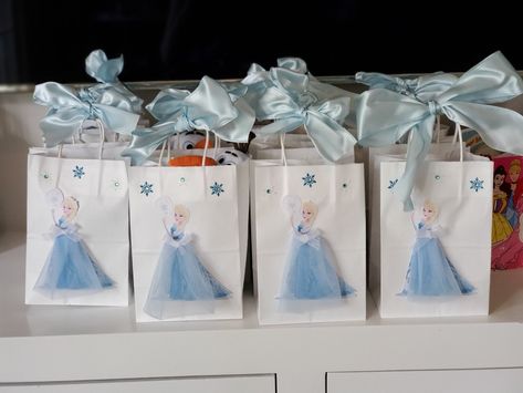 FROZEN BIRTHDAY Elsa goodie bags with tulle Elsa Party, Elsa Birthday Party, Elsa Birthday, Anna Elsa, Goody Bags, Elsa Anna, Frozen Birthday, Goodie Bags, Treat Bags