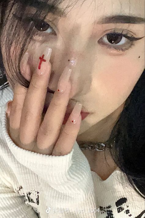 How To Take Pics Of Nails, Poses For Nail Pictures, Selfies To Show Off Nails, Poses With Hands On Face, Nail Selfie Ideas, Selfie With Nails, Showing Off Nails Pose, Poses To Show Off Nails, Nails Photoshoot