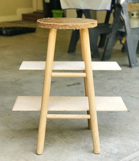 How to turn a bar stool into a side table. Easy wood DIY project using few tools. A Mandela stencil on top add beauty to this easy DIY Furniture project. #diy #woodproject #furnituremakeover #livingroom Bar Stool Makeover, Diy Bar Stools, Stool Makeover, Diy Stool, Diy Side Table, Patio Side Table, Wooden Bar Stools, Wooden Stool, Tables Diy