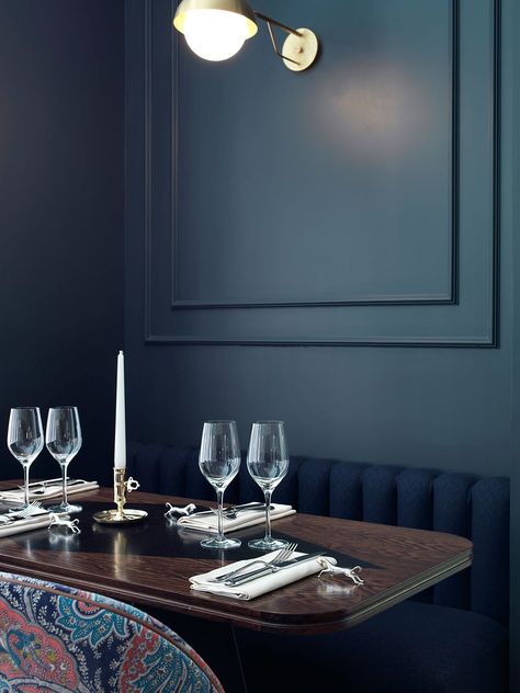 Photo by Paul Bowyer. Dark Dining Room, Parisian Hotel, False Ceiling Living Room, Dining Room Design Modern, Decoration Restaurant, Design Hotel, Kids Interior, Restaurant Interior Design, False Ceiling