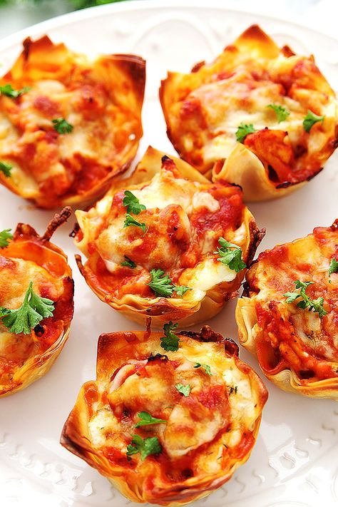 Lasagna Cups - these are the BEST Muffin Tin Recipes for Kids! Super Easy Lasagna, Fitness Food Diva, Lasagna Cups, Muffin Cups Recipes, Shitake Mushrooms, Ready Set Eat, Tarte Fine, Hot Sausage, Recipe Tin