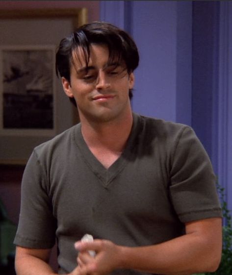 Matt Leblanc Hairstyle, Joey Tribbiani Season 1 Hair, Joey Friends Season 1, Joey Season 1, Joey Tribbiani Season 1, Matthew Perry Friends, Jade Victorious, 2000s Fits, Friends Season 1