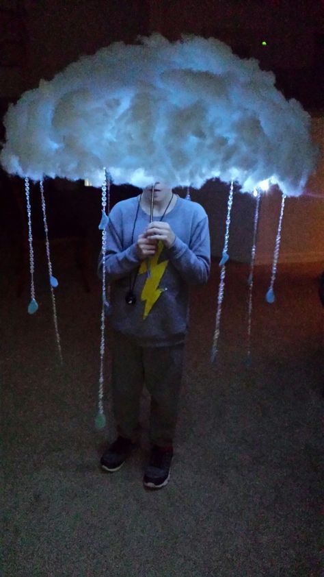 Storm cloud Halloween Costume. I glued batting with spray adhesive on to  a light blue umbrella. Looped battery operated lights underneath. Hot glued crystals with a few felt raindrops. Quick and easy. Cloud Costume, Kostuum Halloween, Kostum Halloween, Halloween Fest, Homemade Halloween Costumes, Manualidades Halloween, Homemade Halloween, Halloween 2018, Halloween 2020