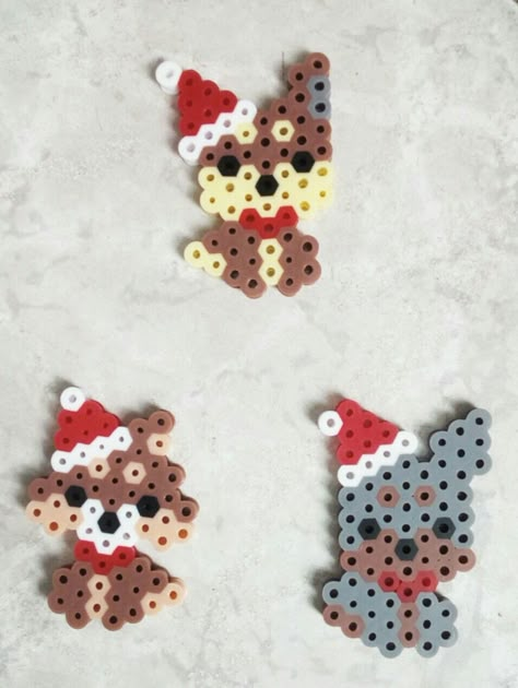 Perler Beads Hexagon Patterns, Pisla Ideas Christmas, Christmas Bead Art, Pyssla Ideas Christmas, Fuse Beads Christmas, Christmas Beads Ideas, Christmas Hama Beads, Perler Beads Christmas, Perler Bead Christmas