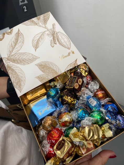 Lindt Chocolate Aesthetic, Lindt Chocolate Gift Ideas, Chocolate Box Gift, Chocolate Lindt, Lindor Chocolate, Eating Food Funny, Fine Dinnerware, Chocolate Crunch, Lindt Chocolate